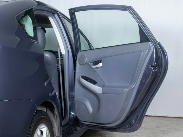 toyota-prius-bensin-2010-big-15