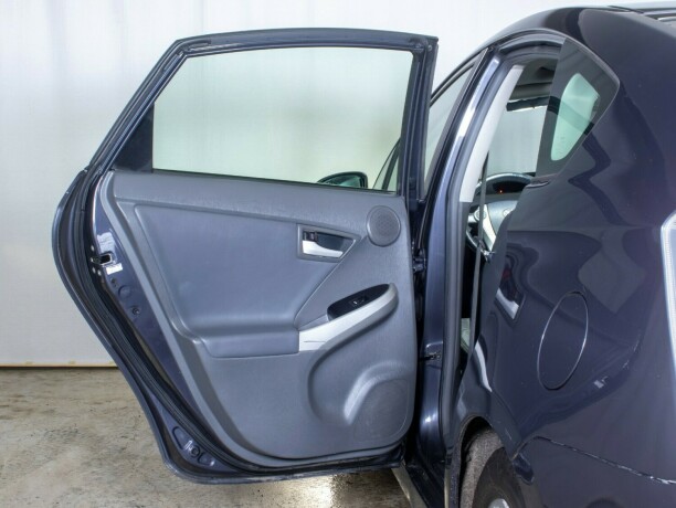 toyota-prius-bensin-2010-big-20