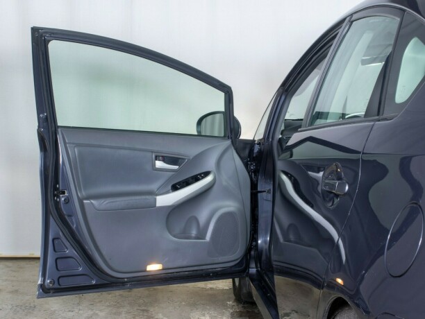 toyota-prius-bensin-2010-big-21