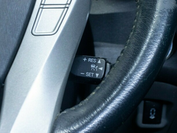 toyota-prius-bensin-2010-big-28