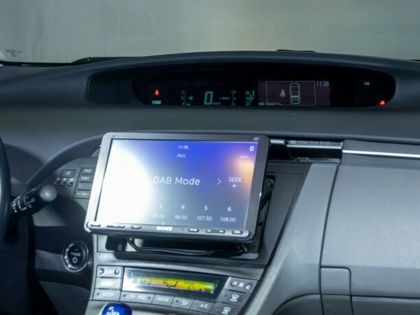 toyota-prius-bensin-2010-big-17