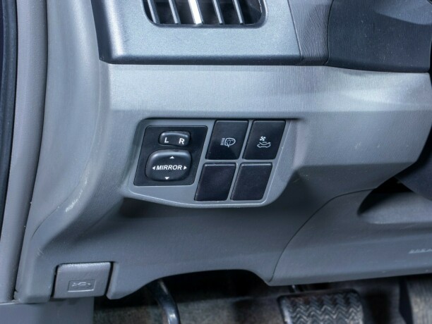 toyota-prius-bensin-2010-big-23