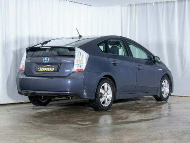 toyota-prius-bensin-2010-big-6