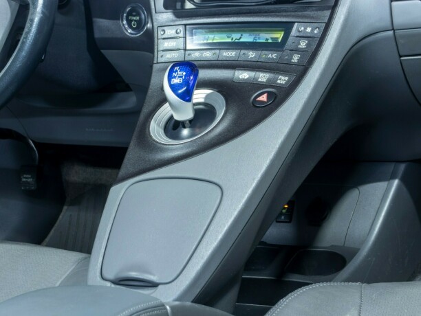 toyota-prius-bensin-2010-big-18