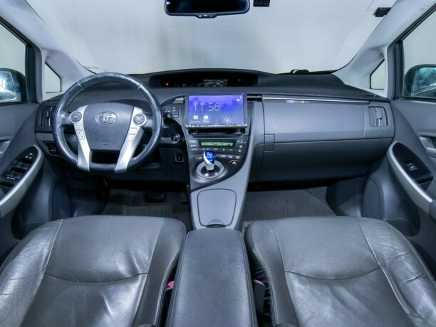 toyota-prius-bensin-2010-big-45