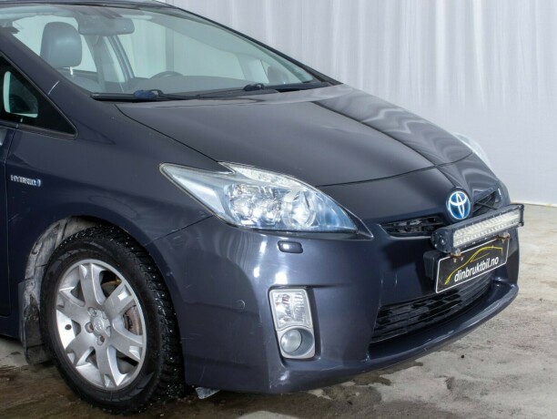 toyota-prius-bensin-2010-big-3