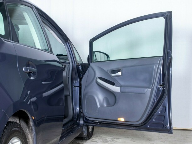 toyota-prius-bensin-2010-big-14