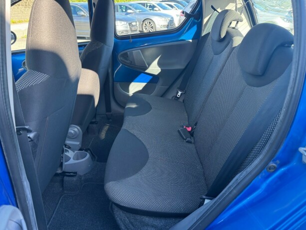 toyota-aygo-bensin-2010-big-11