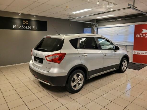 suzuki-sx4-s-cross-bensin-2015-big-4