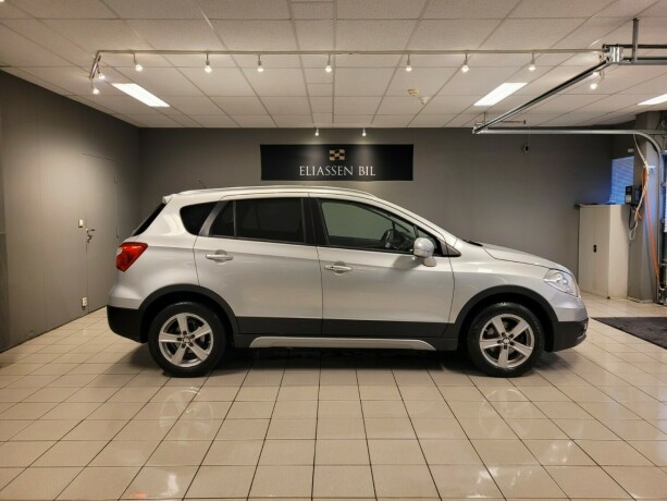 suzuki-sx4-s-cross-bensin-2015-big-3
