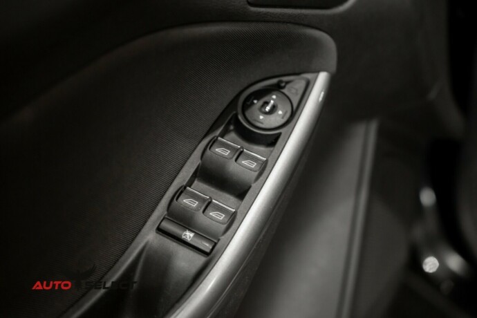 ford-focus-bensin-2012-big-19