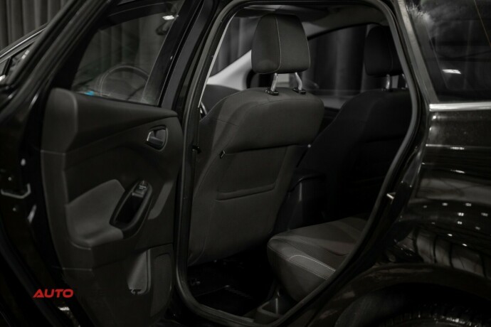 ford-focus-bensin-2012-big-13