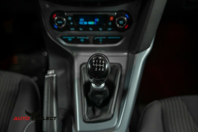 ford-focus-bensin-2012-big-32