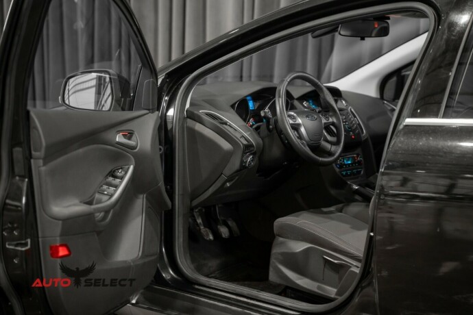 ford-focus-bensin-2012-big-18