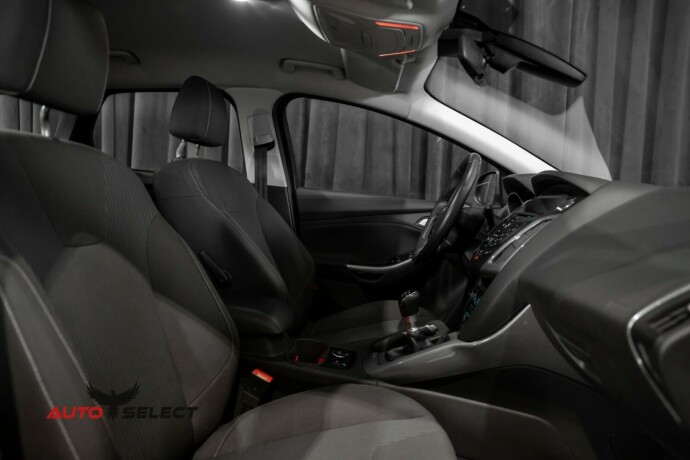 ford-focus-bensin-2012-big-17