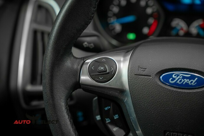 ford-focus-bensin-2012-big-26