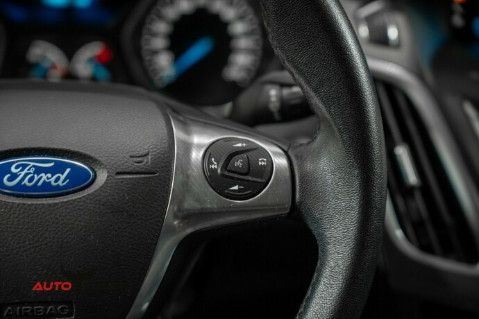 ford-focus-bensin-2012-big-28