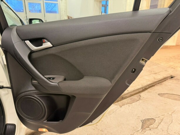 honda-accord-bensin-2010-big-16