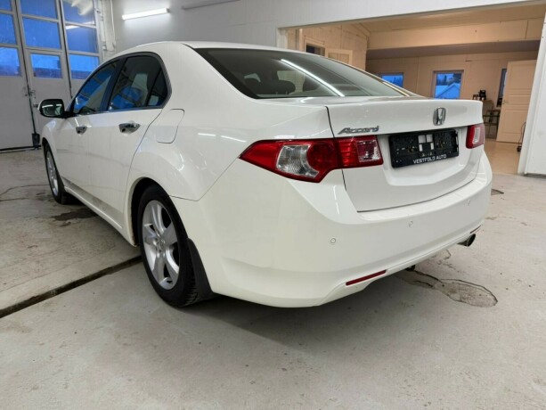 honda-accord-bensin-2010-big-3