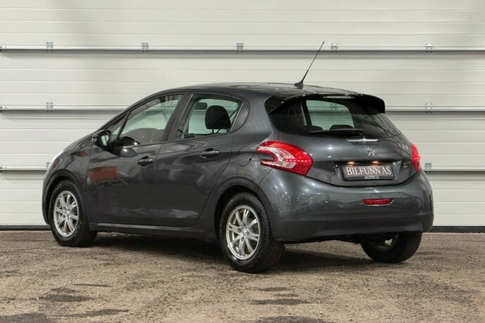 peugeot-208-bensin-2014-big-2