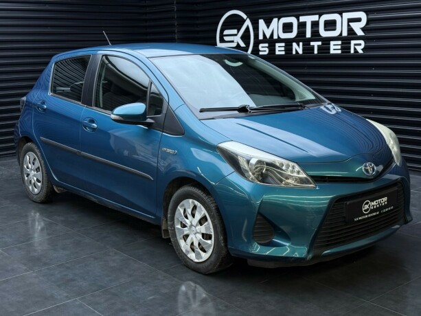 toyota-yaris-elektrisitetbensin-2012-big-0