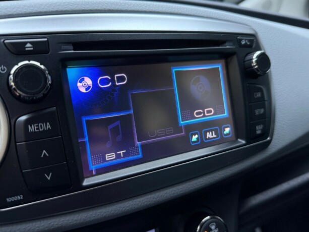 toyota-yaris-elektrisitetbensin-2012-big-16