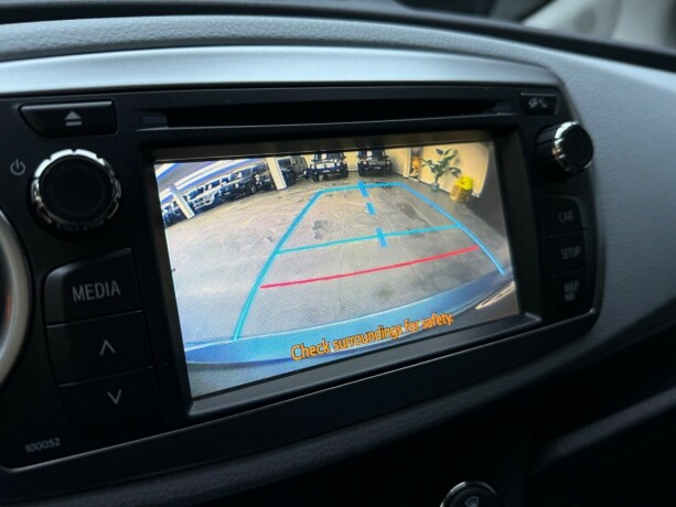 toyota-yaris-elektrisitetbensin-2012-big-15