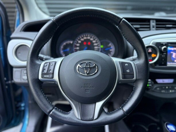 toyota-yaris-elektrisitetbensin-2012-big-11