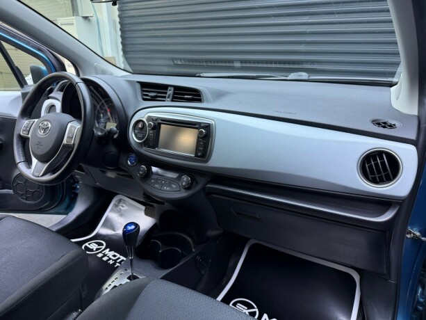 toyota-yaris-elektrisitetbensin-2012-big-9