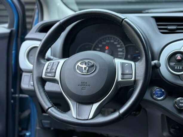 toyota-yaris-elektrisitetbensin-2012-big-10