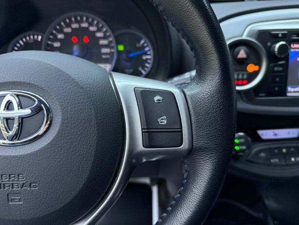 toyota-yaris-elektrisitetbensin-2012-big-13