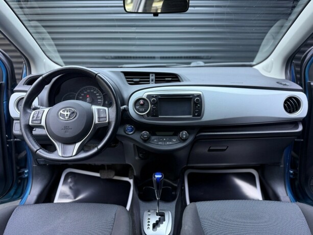 toyota-yaris-elektrisitetbensin-2012-big-8