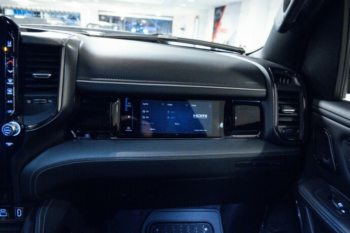 ram-1500-bensin-2025-big-16