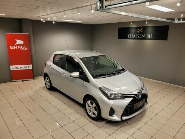 toyota-yaris-elektrisitetbensin-2016-big-1