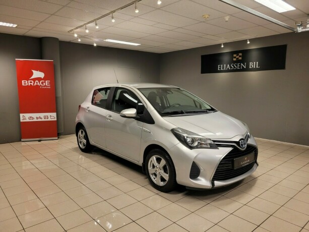 toyota-yaris-elektrisitetbensin-2016-big-0