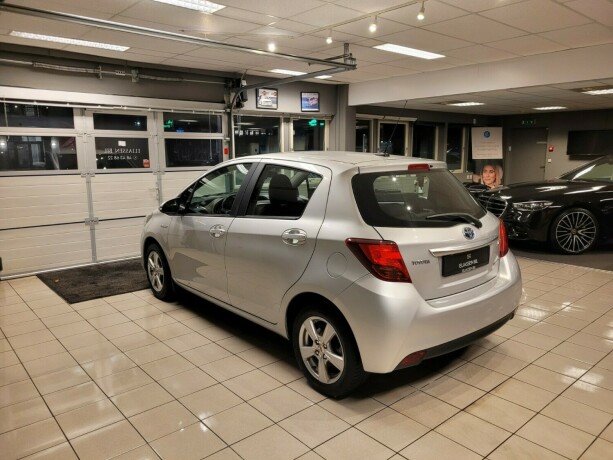 toyota-yaris-elektrisitetbensin-2016-big-6