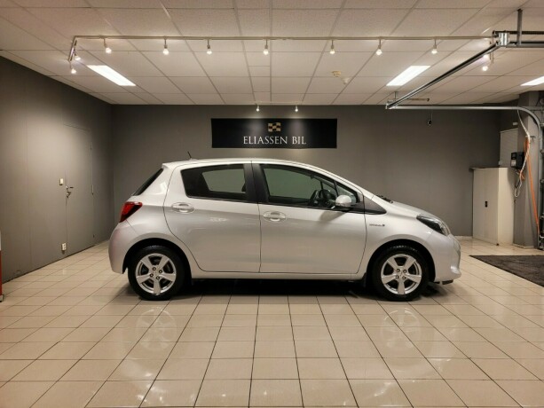 toyota-yaris-elektrisitetbensin-2016-big-3