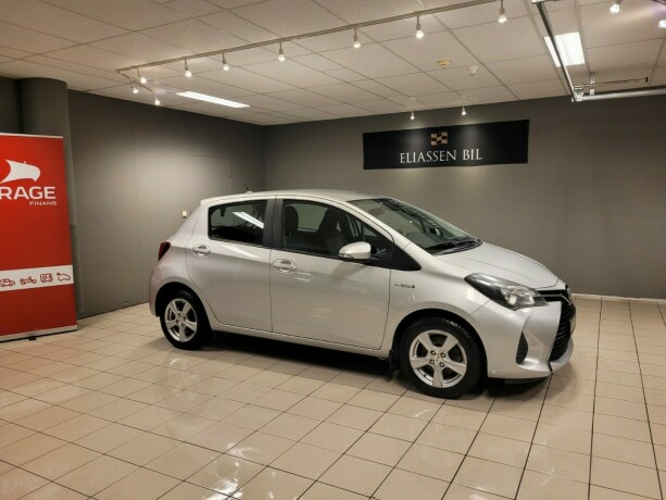 toyota-yaris-elektrisitetbensin-2016-big-2