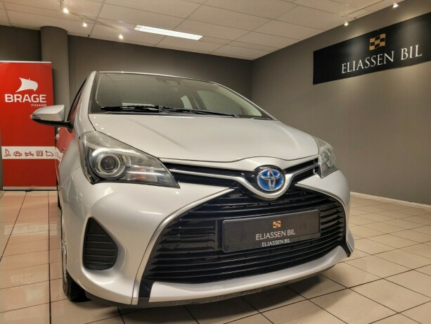 toyota-yaris-elektrisitetbensin-2016-big-9