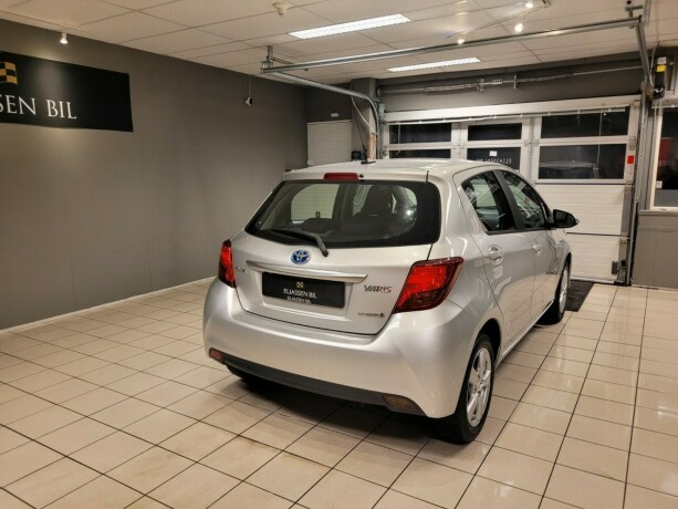 toyota-yaris-elektrisitetbensin-2016-big-5