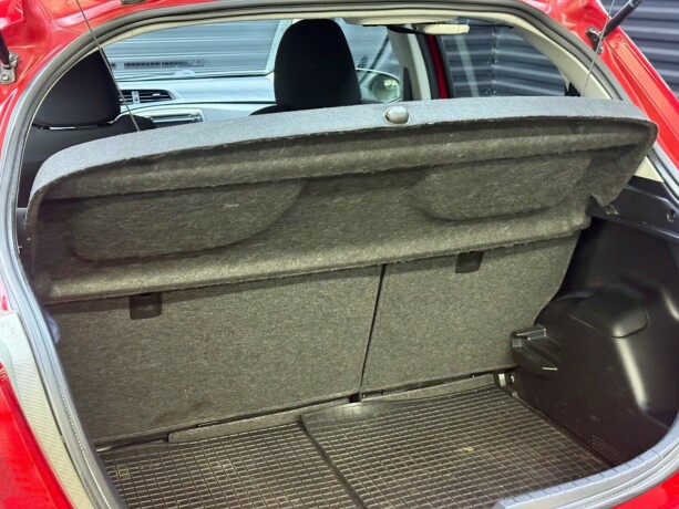 toyota-yaris-bensin-2012-big-23