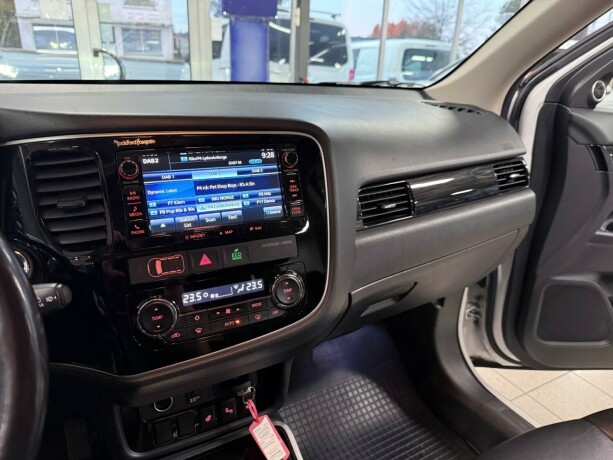 mitsubishi-outlander-plug-in-petrol-2017-big-26