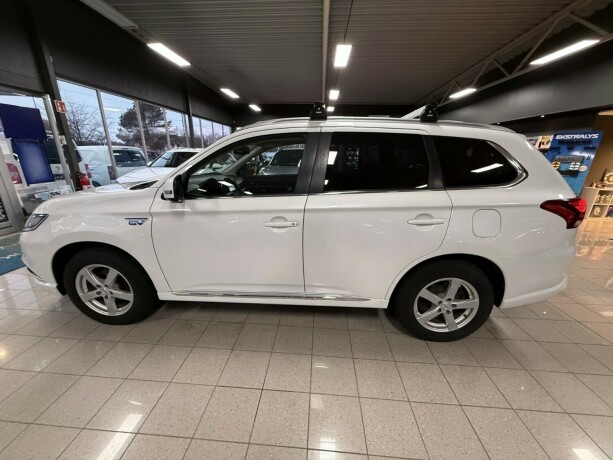 mitsubishi-outlander-plug-in-petrol-2017-big-3