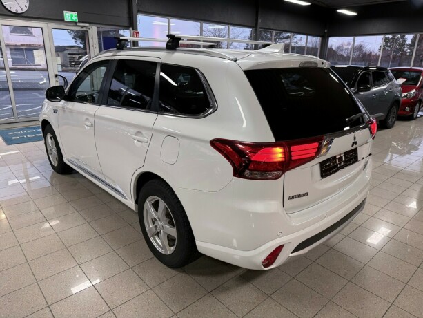 mitsubishi-outlander-plug-in-petrol-2017-big-4