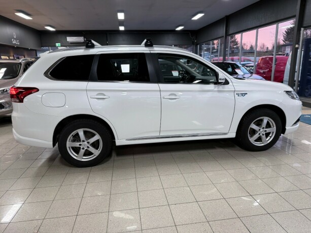 mitsubishi-outlander-plug-in-petrol-2017-big-7