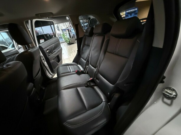 mitsubishi-outlander-plug-in-petrol-2017-big-32