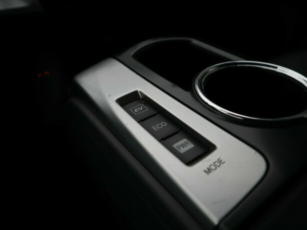 toyota-prius-bensin-2013-big-18