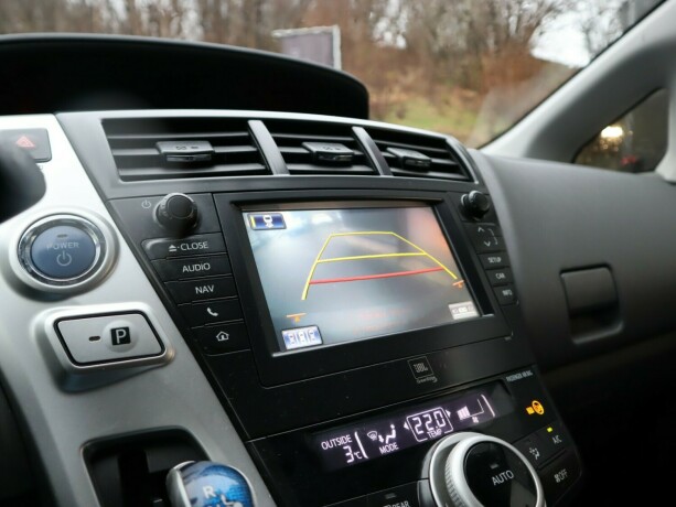 toyota-prius-bensin-2013-big-21