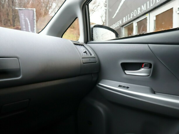 toyota-prius-bensin-2013-big-16