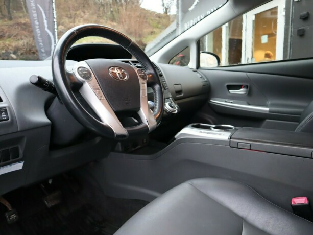 toyota-prius-bensin-2013-big-7